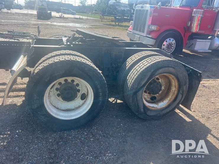 2012-peterbilt-384-image-5