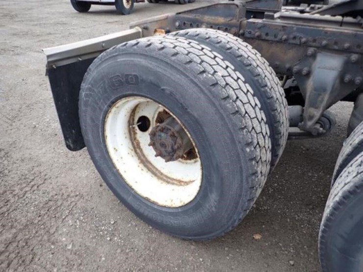 2010-freightliner-cascadia-t/a-hiway-tractor---day-image-50