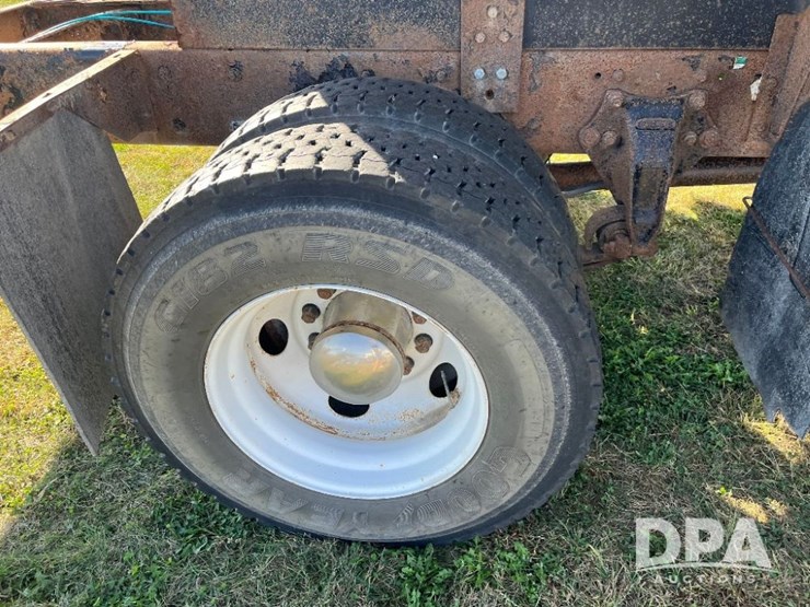 2002-freightliner-fl70-image-34