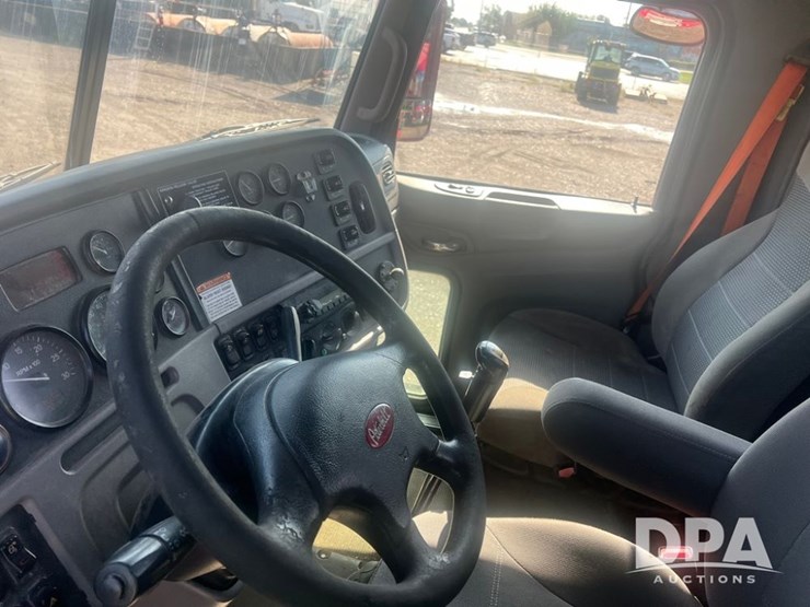 2012-peterbilt-384-image-11