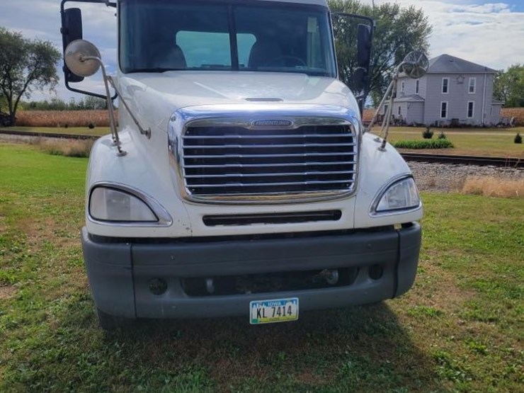2003-freightliner-columbia-120-image-3