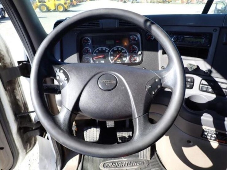 2016-freightliner-cascadia-t/a-hiway-tractor---day-image-15