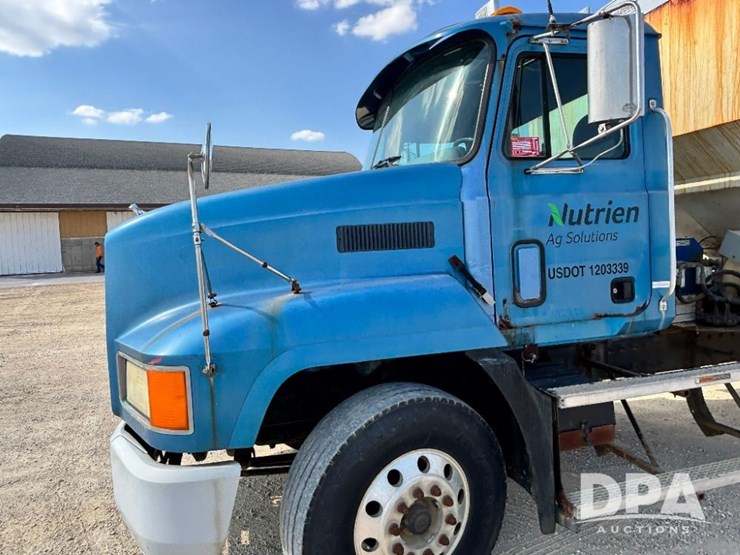 2000-mack-ch613-image-24