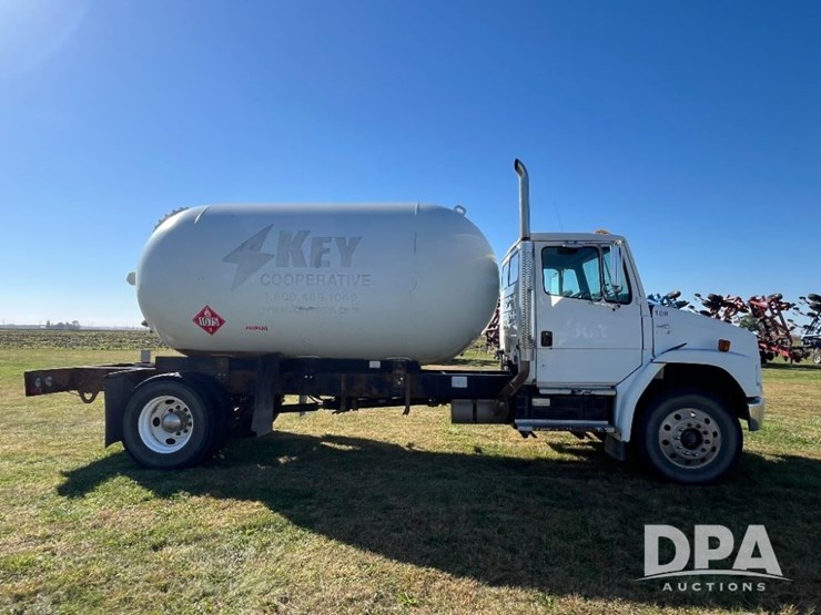 2002-freightliner-fl70-image-6