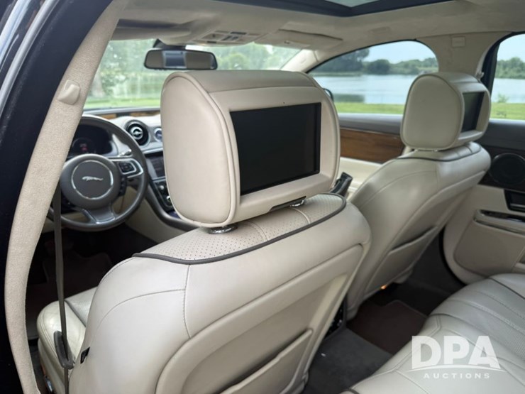 2012-jaguar-xj-sedan-(lld1443)-image-19