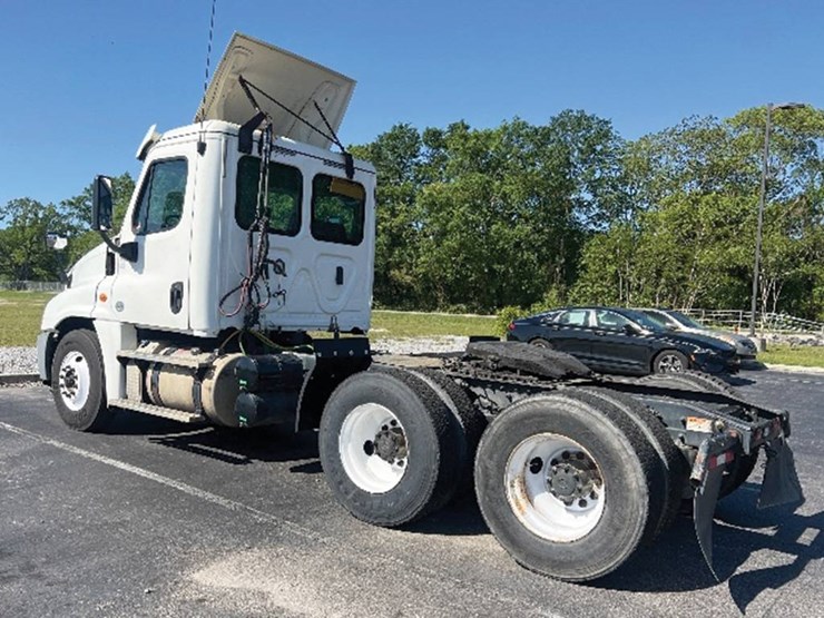 2019-freightliner-cascadia-125-image-2