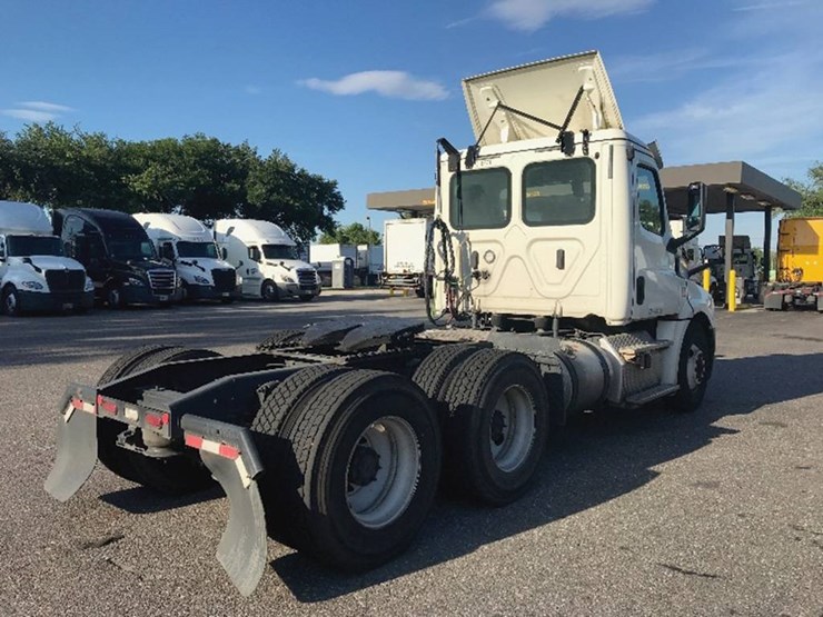 freightliner-cascadia-126-image-2