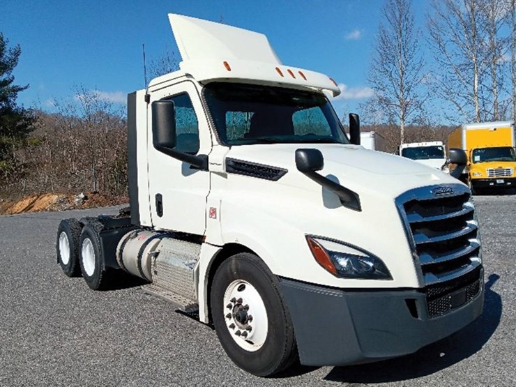 2018-freightliner-cascadia-126-image-1