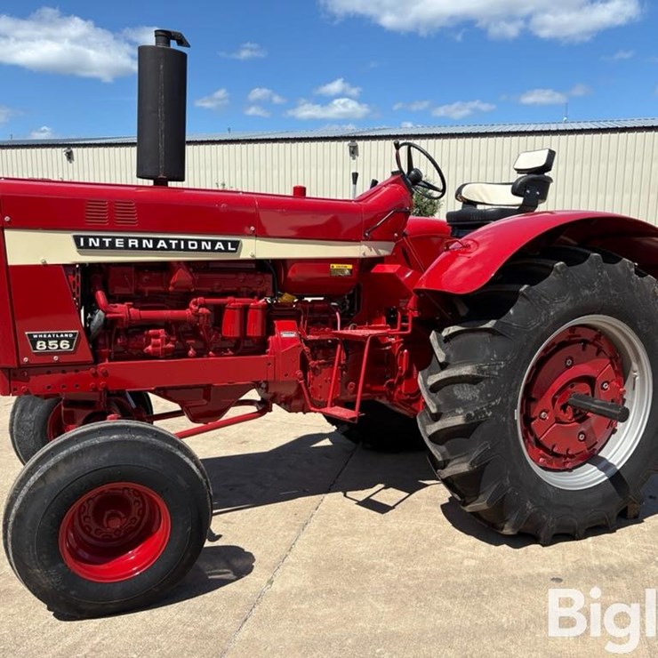 1967 INTERNATIONAL 856