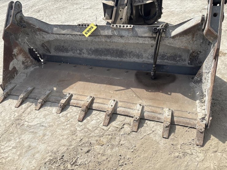 #5065-•-approx-84"-bobcat-combination-bucket-image-1