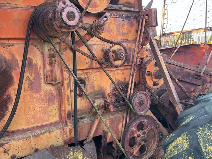 minneapolis-moline-101-harvester-image-9