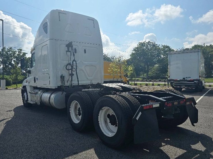 2018-freightliner-cascadia-125-image-2