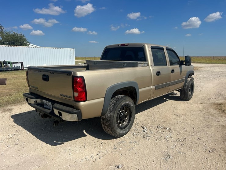 2004-chevrolet-2500-image-3