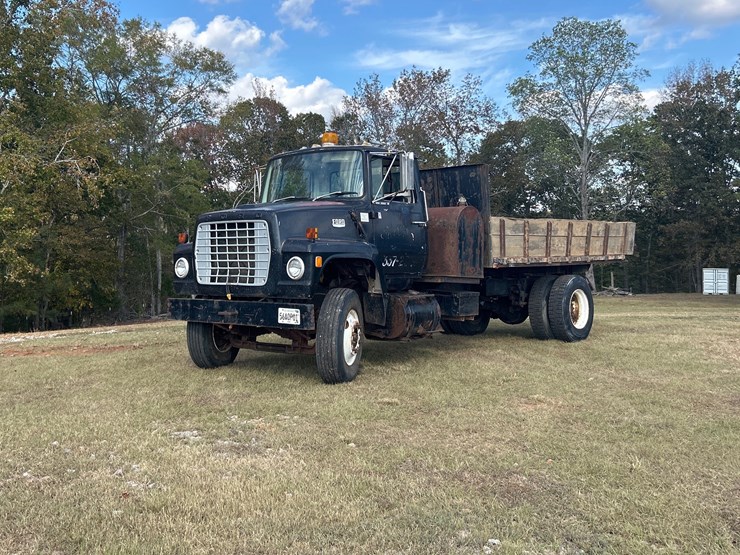 1977-ford-8000-image-1