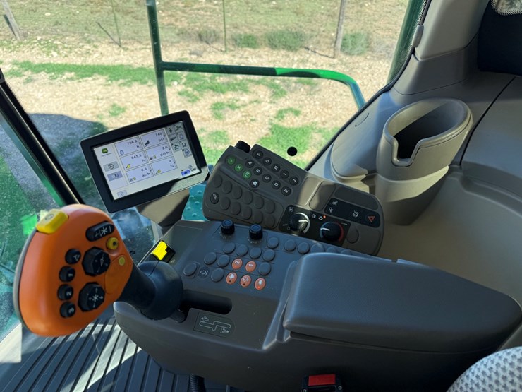 2019-john-deere-w235-image-40