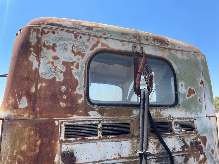 white-3000-truck-image-17