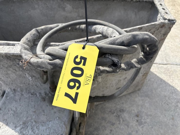 #5067-•-bobcat-concrete-carrying-bucket-w/-hydraulic-chute-image-8