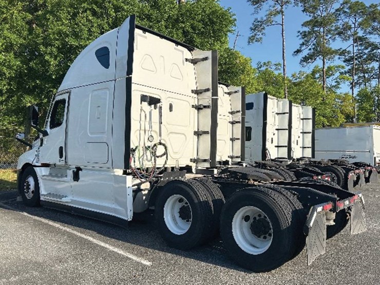 2022-freightliner-cascadia-126-image-2