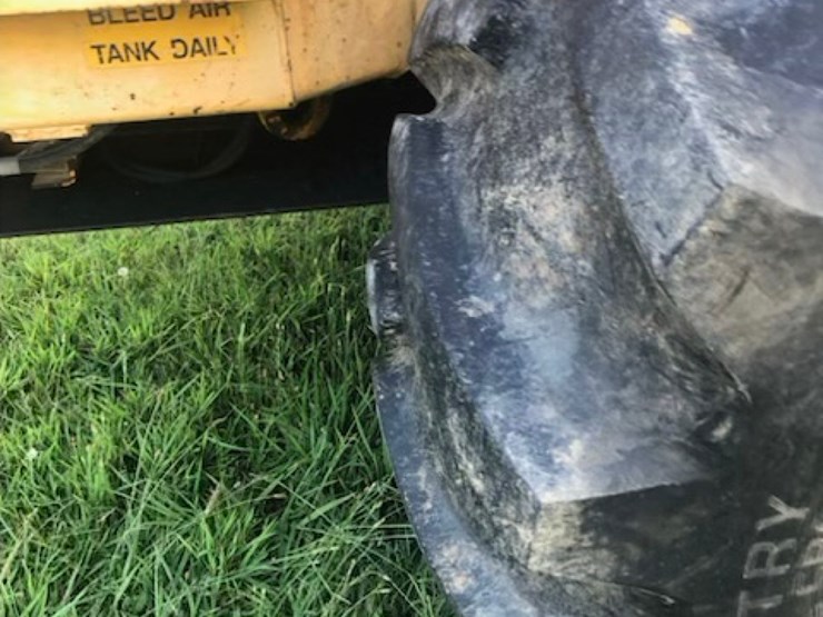 john-deere-330-image-2