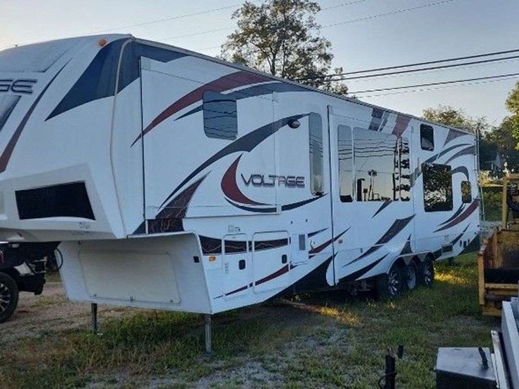 2013-dutchman-voltage-toy-hauler-40-foot.-image-20