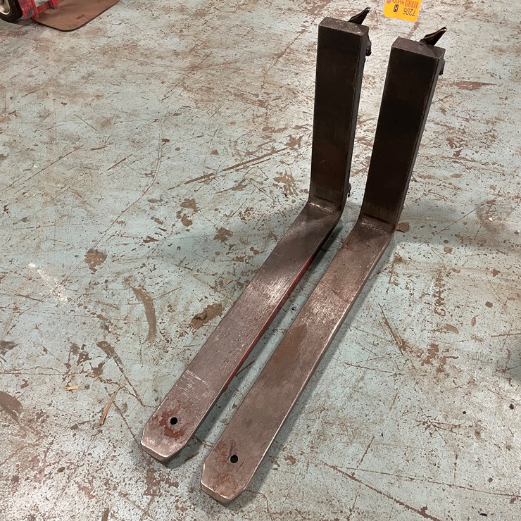 #7206 • 32" x 4" Forklift Pallet Forks