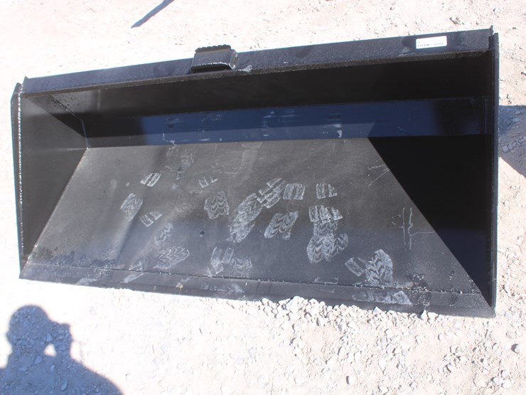 #4033-•-78-inch-bucket-with-blade-image-1