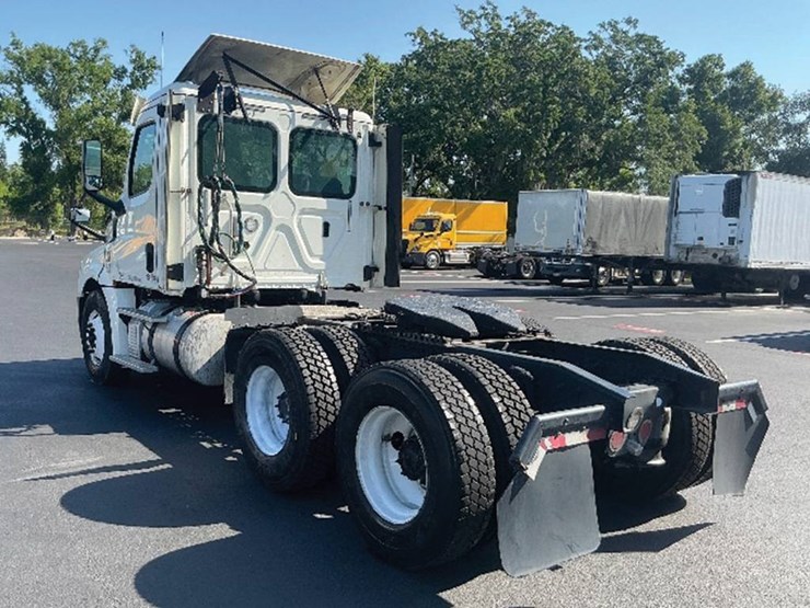 2018-freightliner-cascadia-126-image-2