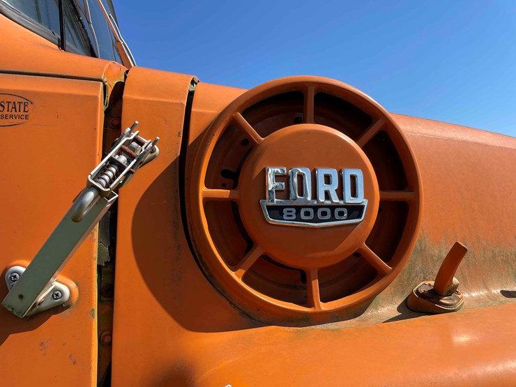 1984-ford-8000-image-35