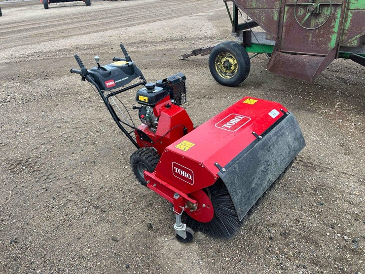 toro-power-broom-image-3