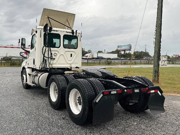 2018-freightliner-cascadia-126-image-2