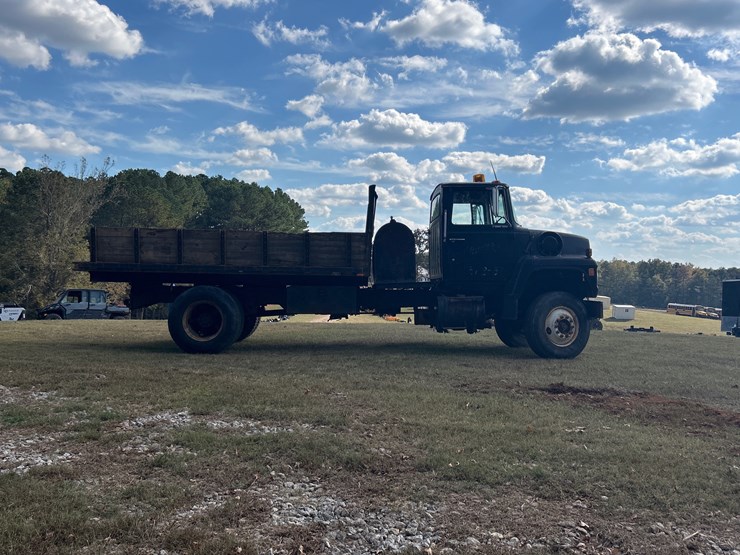 1977-ford-8000-image-6