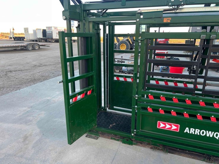 2019-arrowquip-q-power-106-series-hydraulic-squeeze-chute-image-8