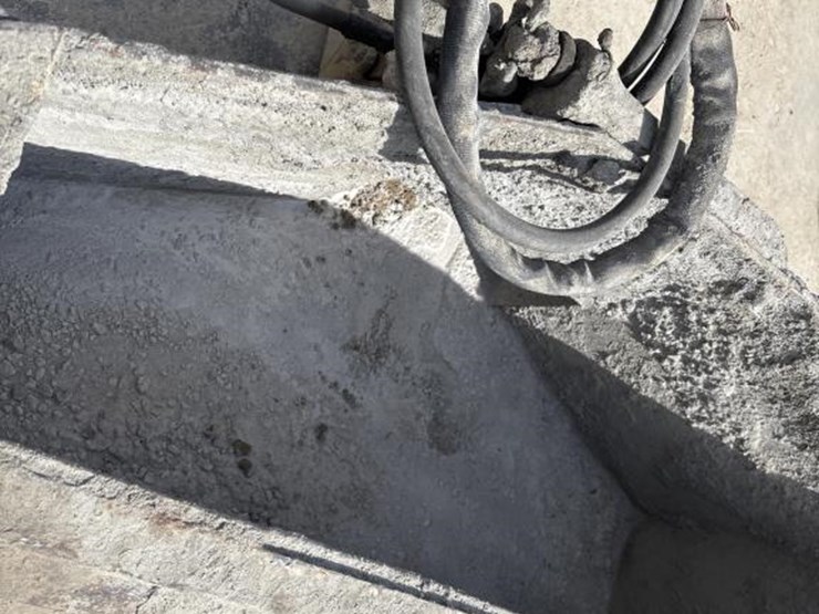 #5067-•-bobcat-concrete-carrying-bucket-w/-hydraulic-chute-image-7