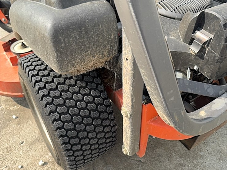 husqvarna-zero-turn-61-inch-deck-image-5