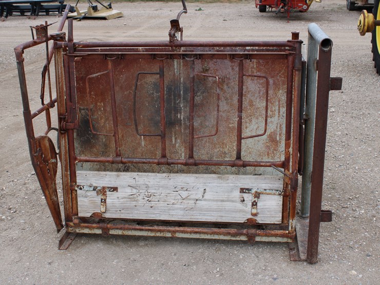 #4092-•-#4092--calf-table,-adj-alley-image-3