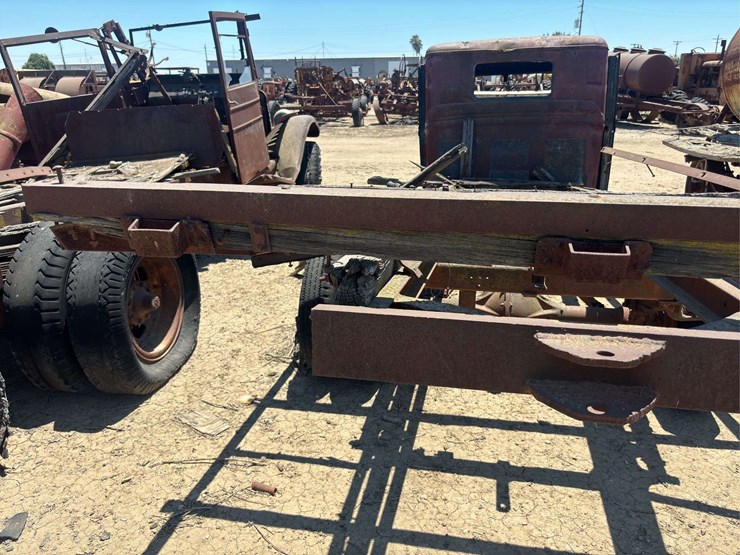 truck-cab-and-chassis-image-32