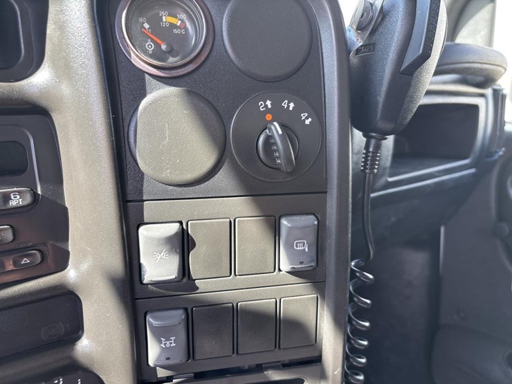 #5081-•-2005-gmc-c4500-4x4-single-axle-dump-truck-image-38