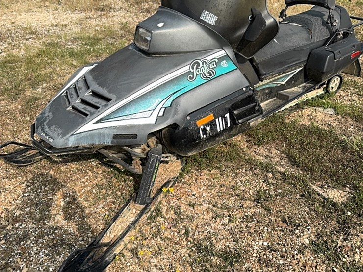 artic-cat-snowmobile-image-1