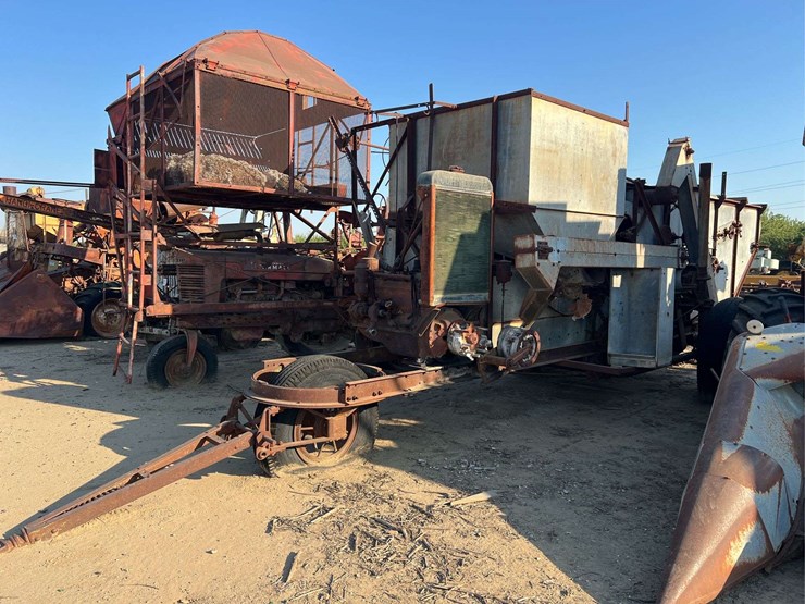 john-deere-pull-type-combine-image-1