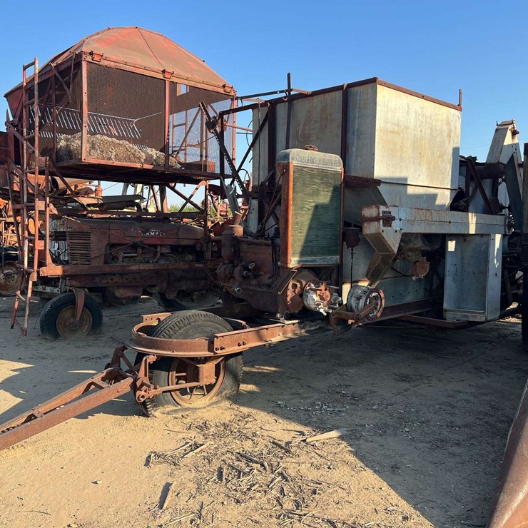 John Deere Pull Type Combine