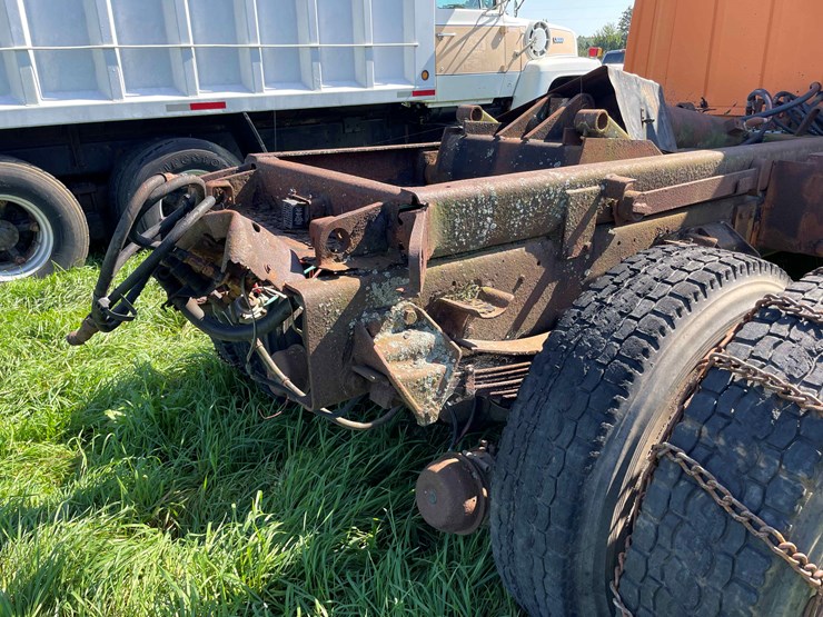 1984-ford-8000-image-22