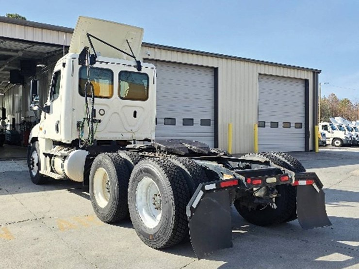 2018-freightliner-cascadia-125-image-2