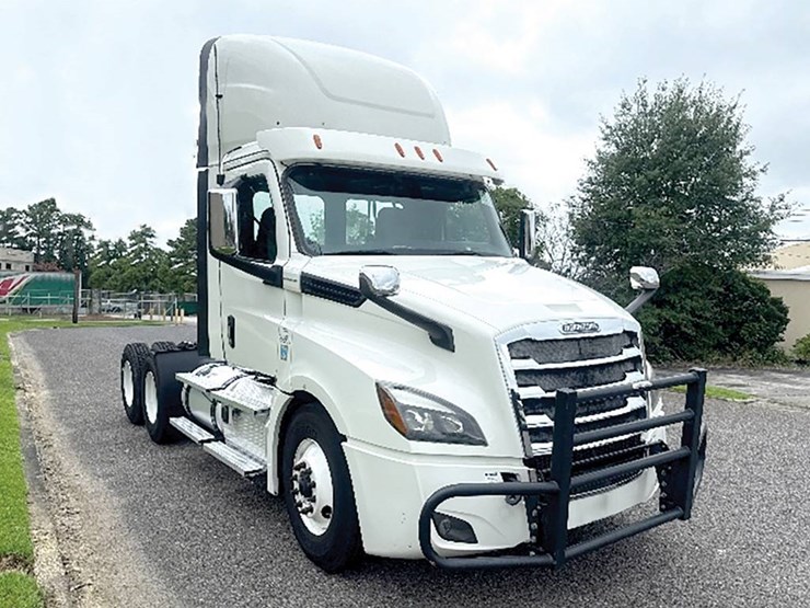2020-freightliner-cascadia-126-image-1