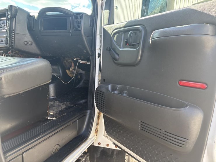 #5081-•-2005-gmc-c4500-4x4-single-axle-dump-truck-image-29