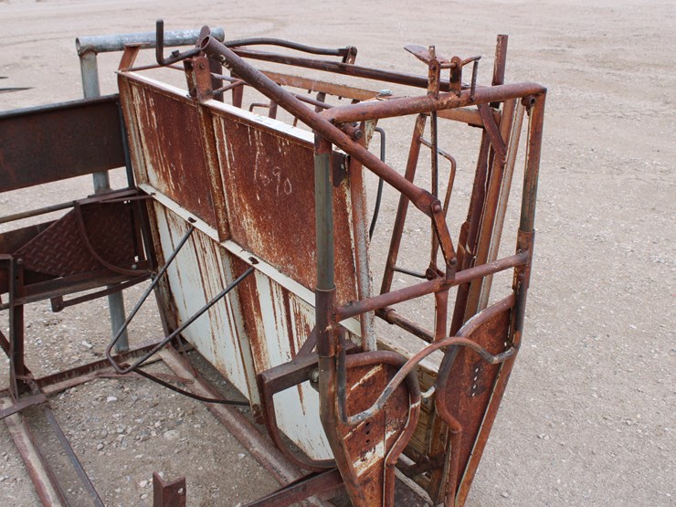 #4092-•-#4092--calf-table,-adj-alley-image-5