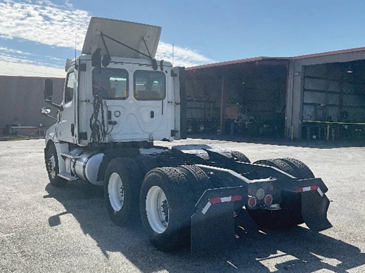 2018-freightliner-cascadia-126-image-2