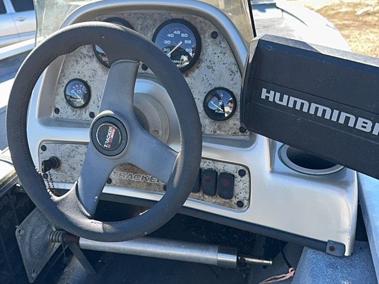 185-xt-pro-team-bass-tracker-with-75-horse-mercury-image-9