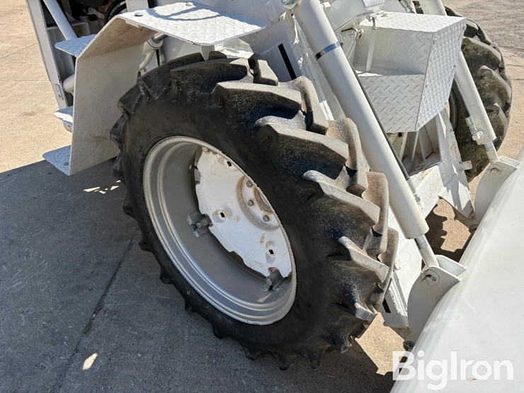 1958-honey-bee-hydro-loader-2wd-tractor-image-11