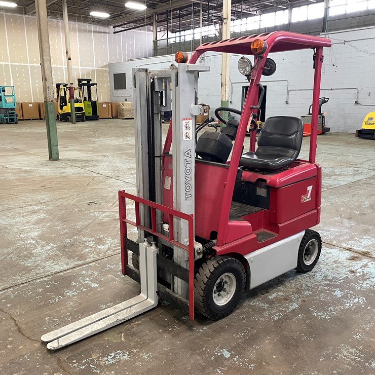 #5568 • Toyota 7 Runner 1,500 Lbs. Electric Forklift