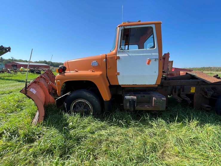 1984-ford-8000-image-2